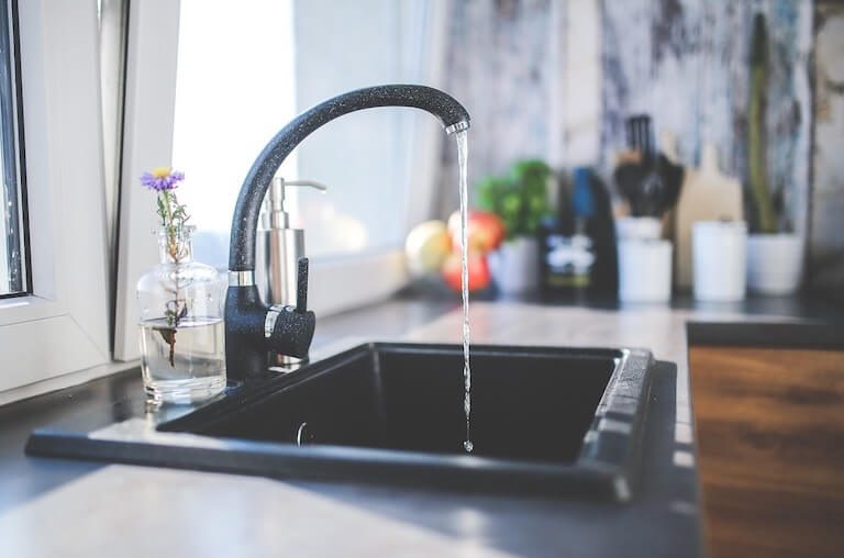 Como calcular el caudal simultáneo de agua en un edificio de viviendas